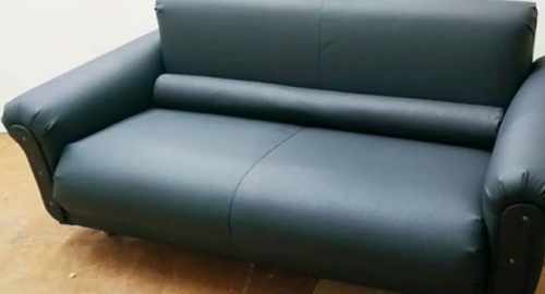 Обивка дивана на дому. Макаров